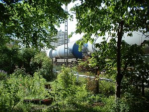 Blick aus des zonebattler's Garten auf das Bahnhofs-Hochhaus