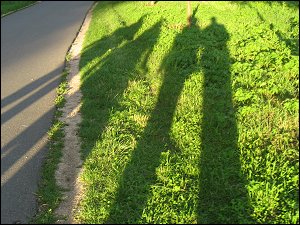 Schatten beim abendlichen Spaziergang