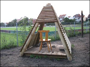 Holzhütte auf Spielplatz