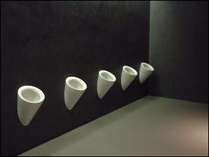 Herren-Toilette der Pinakothek der Moderne, München