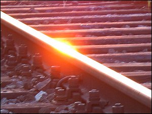 Sonnenreflex auf einer Eisenbahnschiene an des zonebattler's Schrebergarten