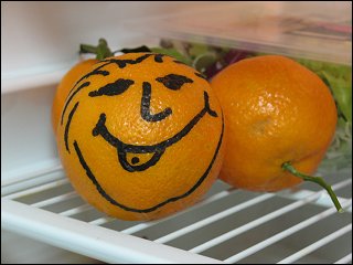 ganz und gar nicht unterkühlte Orange im Kühlschrank der dienstlichen Teeküche