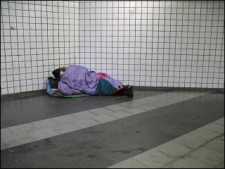 Obdachloser im Bahnhofs-Tiefgeschoß