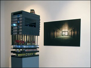 Ausstellung 'PutzMunter' mit einer Installation und Fotos von Peter Schmidt