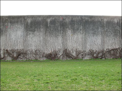 Mauer der Nürnberger Justizvollzugsanstalt