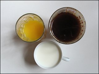 Kaffee, Milch und Orangensaft
