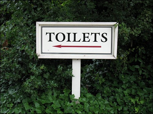 Toiletten-Schild vor Leeds Castle
