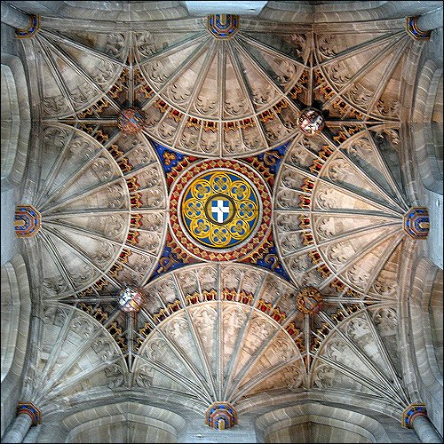 Blick zur Decke in der Kathedrale von Canterbury