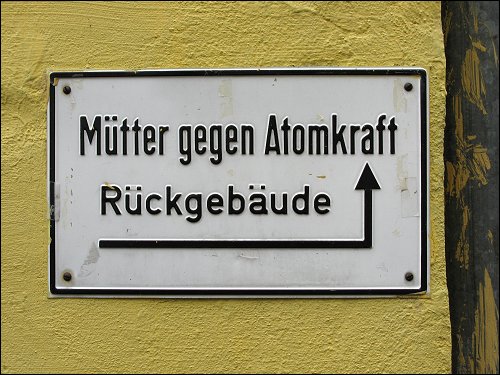 Wegweisendes Schild in der Nürnberger Nordstadt