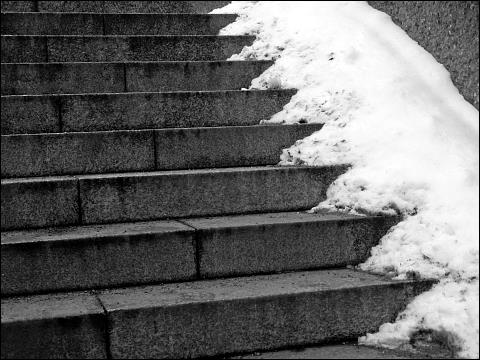 Treppe mit Schneeresten am Nürnberger Hauptbahnhof