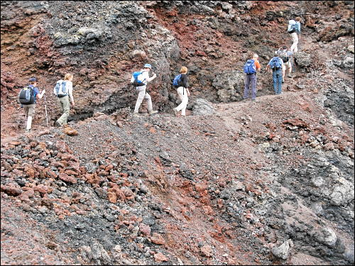 Wandergruppe an der Flanke eines Vulkankegels