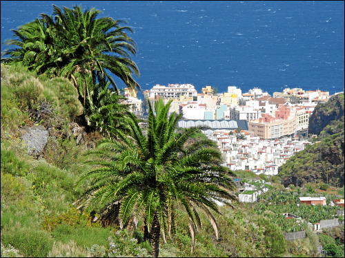 Blick aus den Bergen auf Santa Cruz de La Palma