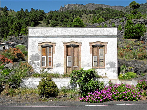 kleine Casa mit Flachdach und einwurfgefährdeten Fenstern