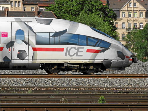 Der sportlich dekorierte ICE 3 'Montabaur' bei betriebsbedingtem Halt kurz vor Fürth (Bay) Hbf