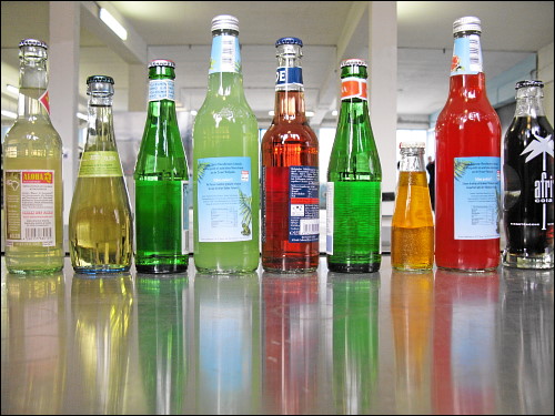Spirituosen-Flaschen auf der Tischfläche einer ambulanten Ausstellungs-Bar
