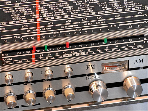 Frontseite eines GRUNDIG Stereo-Concert-Boy 210 / Transistor 4000a Kofferradios