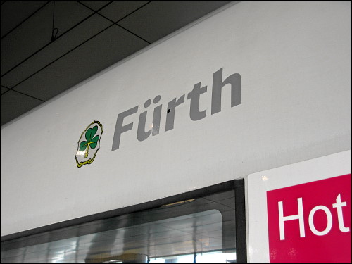 Der auf den Namen »Fürth« getaufte ICE 3 im Bahnhof Frankfurt (Main) Flughafen