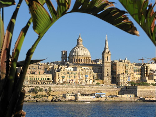 Blick auf Valletta mit der Kuppel der Karmeliterkirche und dem Turm der St. Paul's Pro-Cathedral