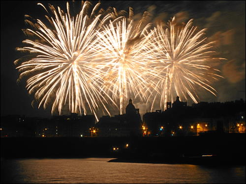 prächtiges Feuerwerk über dem Grand Harbour von Valletta