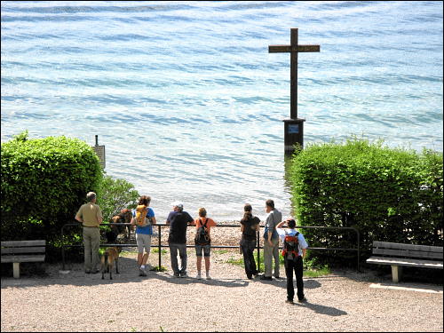 Gedenkkreuz im Starnberger See bei Berg