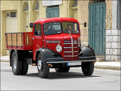 vortrefflich restaurierter alter Lastwagen