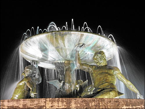 nächtliches Wasserspiel: der Tritonbrunnen von Valletta
