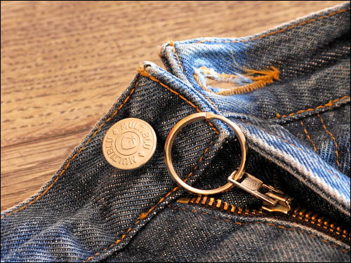 Jeans-Reißverschluß mit rettendem Schlüsselring