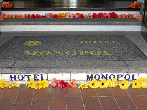 Blütendekoration am Eingang des Hotel Monopol