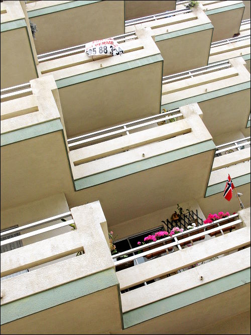gesichtlos-grusige Balkonfront eines überdimensionalen Apartment-Hochbunkers
