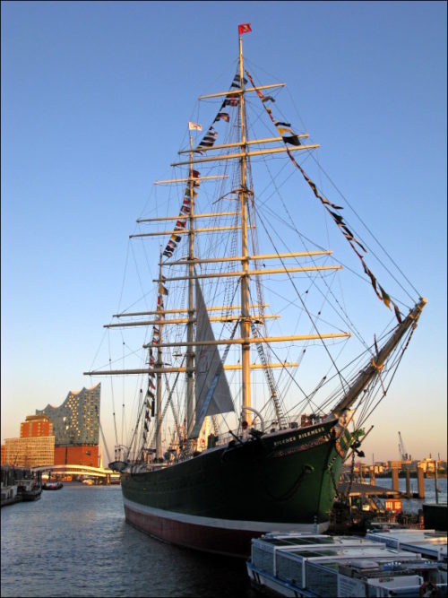 Elbphilharmonie und Segelschiff »Rickmer Rickmers« im Hamburger Hafen