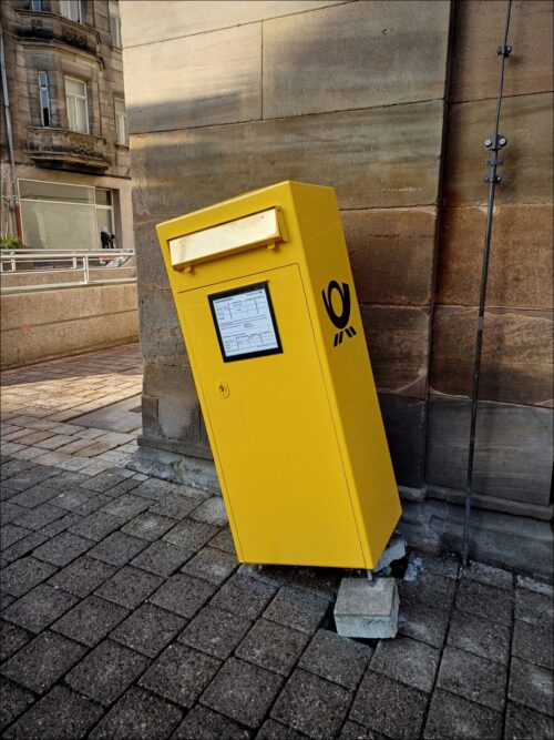 Wiederholt attackierter Briefkasten am Fürther Rathaus